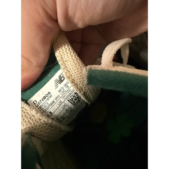 Men’s 8.5 New Balance beige and cream sneakers - Picture 5 of 5